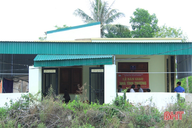 Bàn giao nhà tình nghĩa cho 2 hộ cận nghèo ở Nghi Xuân