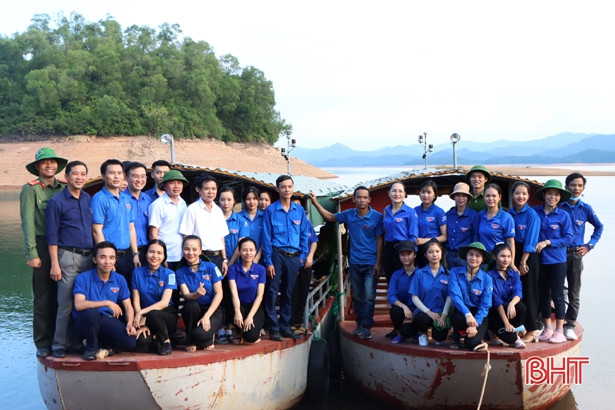 Tuổi trẻ Cẩm Xuyên thả 500 kg cá giống về Khu Bảo tồn thiên nhiên Kẻ Gỗ