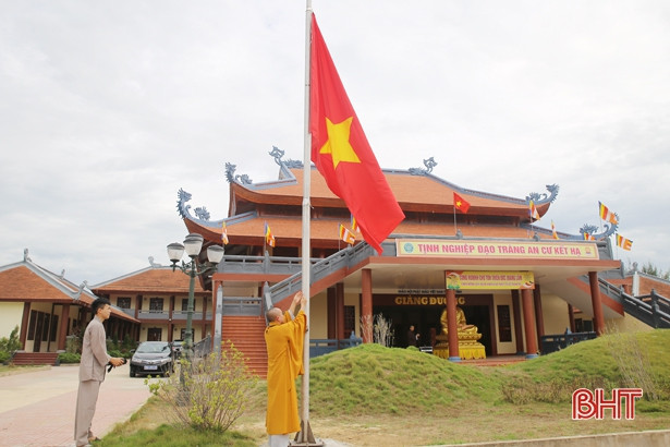 Thượng cờ Tổ quốc tại một số cơ sở tôn giáo ở Hà Tĩnh