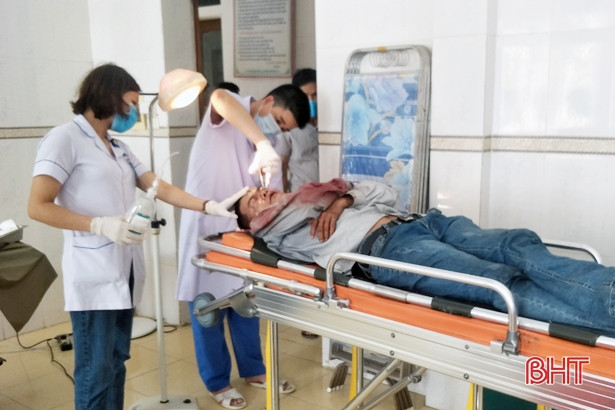 Hà Tĩnh: Va chạm xe container, 1 người nhập viện cấp cứu