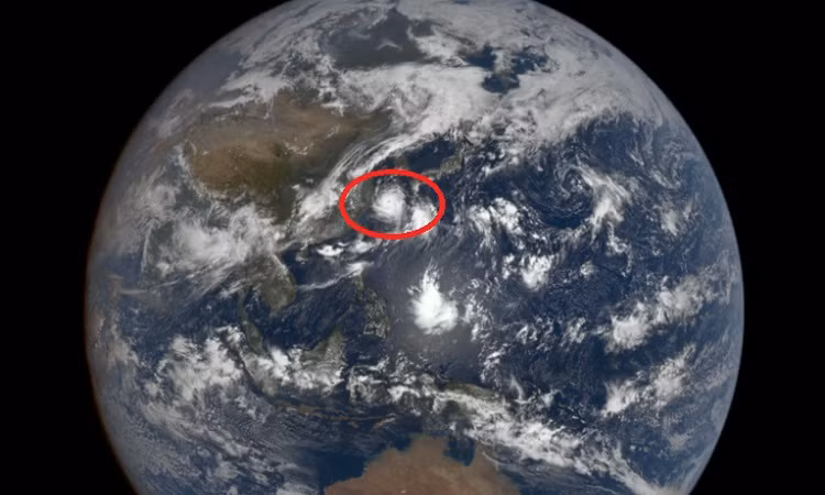 Cơn bão trên Trái Đất nhìn từ khoảng cách 1,6 triệu km
