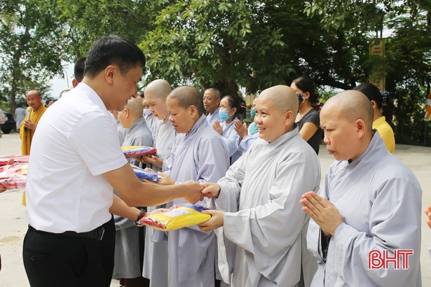 Thượng cờ Tổ quốc tại một số cơ sở tôn giáo ở Hà Tĩnh