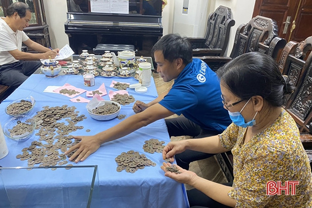 Đào móng nhà, một số người dân TP Hà Tĩnh tìm thấy gần 100kg tiền cổ