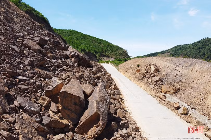 Khắc phục 23 điểm sạt lở trên tuyến đường Phúc Trạch - Hương Liên