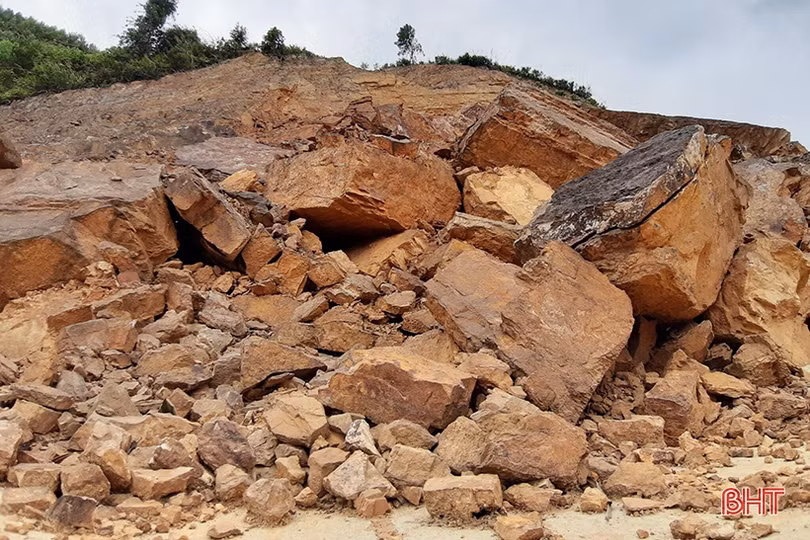 Khắc phục 23 điểm sạt lở trên tuyến đường Phúc Trạch - Hương Liên