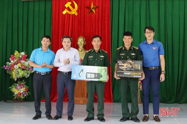Trao thiết bị văn hóa - thể thao giúp CBCS Đồn Biên phòng Phú Gia nâng cao đời sống tinh thần