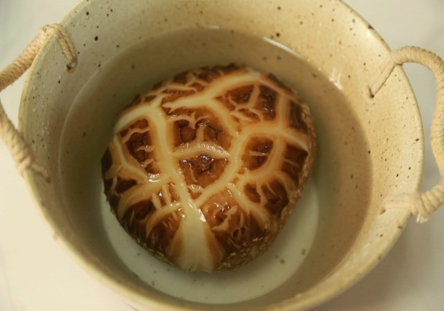 Cuối tuần làm tim heo xào nấm chỉ mất vài phút nhưng cả nhà đều thích