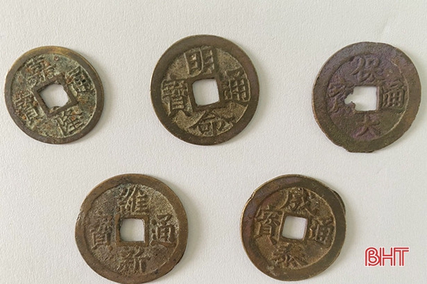 Đào móng nhà, một số người dân TP Hà Tĩnh tìm thấy gần 100kg tiền cổ