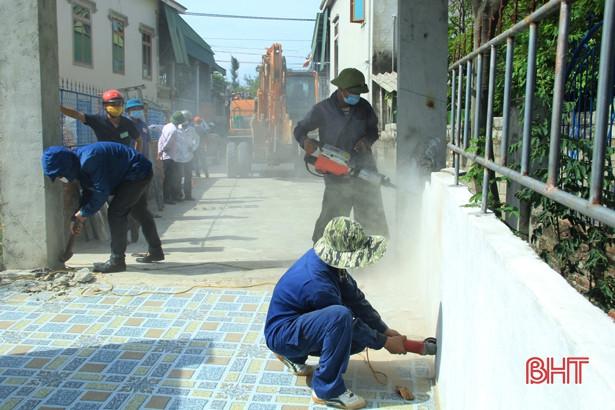 Tháo dỡ công trình công dân xây dựng trái phép ở Nghi Xuân