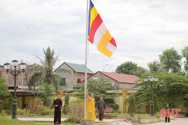 Thượng cờ Tổ quốc tại một số cơ sở tôn giáo ở Hà Tĩnh