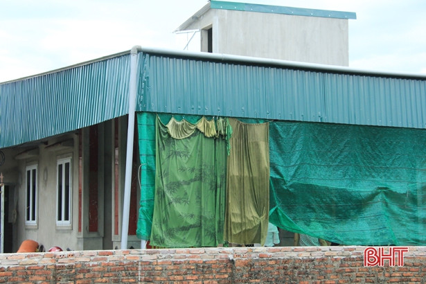 Bàn giao nhà tình nghĩa cho 2 hộ cận nghèo ở Nghi Xuân