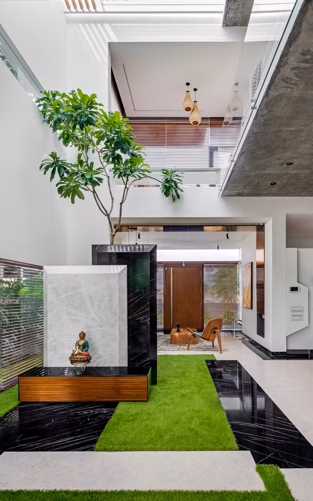 Biệt thự 3 tầng độc đáo với những bức tường nghiêng