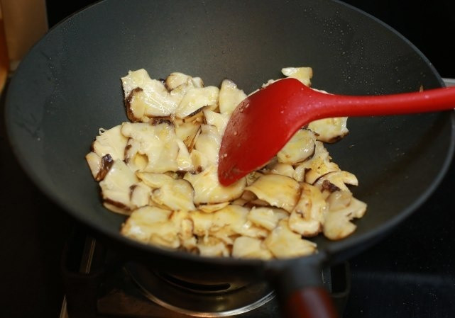 Cuối tuần làm tim heo xào nấm chỉ mất vài phút nhưng cả nhà đều thích