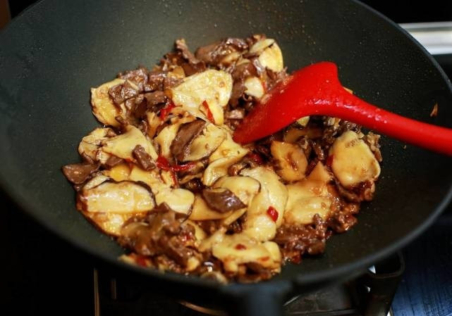 Cuối tuần làm tim heo xào nấm chỉ mất vài phút nhưng cả nhà đều thích