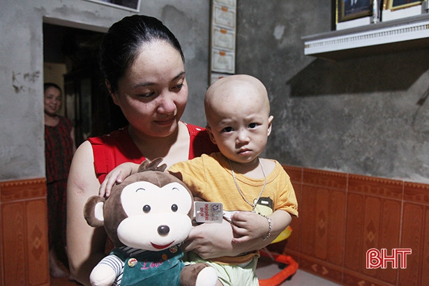 Hiệp hội Doanh nghiệp Hà Tĩnh trao 30 triệu cho bé trai mắc ung thư “kép”