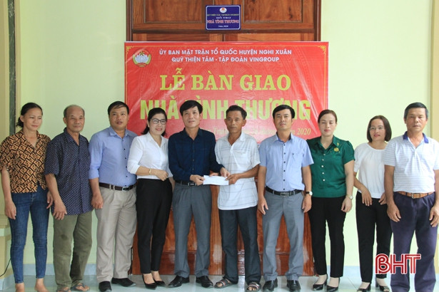Bàn giao nhà tình nghĩa cho 2 hộ cận nghèo ở Nghi Xuân