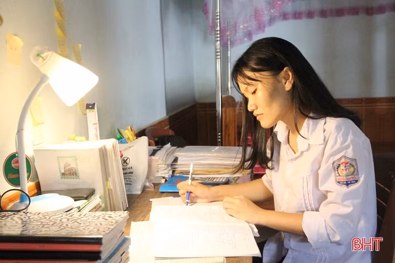 Nữ sinh Hà Tĩnh giành 28,5 điểm khối C: Học ngày học đêm sau 2 tháng thử làm công nhân