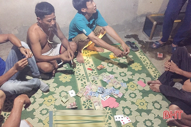 Bắt 8 đối tượng “giật liêng” ăn tiền ở xã miền biển Nghi Xuân