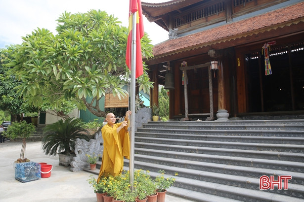 Thượng cờ Tổ quốc tại một số cơ sở tôn giáo ở Hà Tĩnh