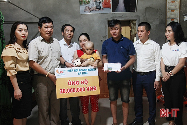 Phép màu đã đến với em bé bị ung thư “kép” ở Hà Tĩnh