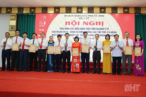 Miệt mài cống hiến, 71 tập thể, cá nhân ngành Y tế Hà Tĩnh được tôn vinh ảnh 5 Miệt mài cống hiến, 71 tập thể, cá nhân ngành Y tế Hà Tĩnh được tôn vinh