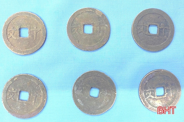 Đào móng nhà, một số người dân TP Hà Tĩnh tìm thấy gần 100kg tiền cổ