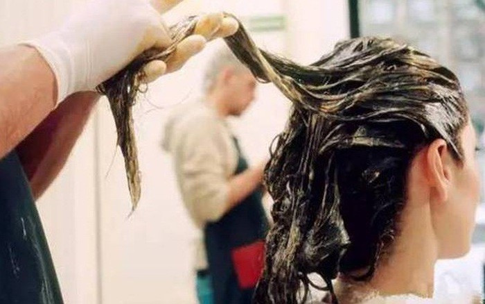 6 thói quen khiến tóc dễ gãy rụng ảnh 5 6 thói quen khiến tóc dễ gãy rụng