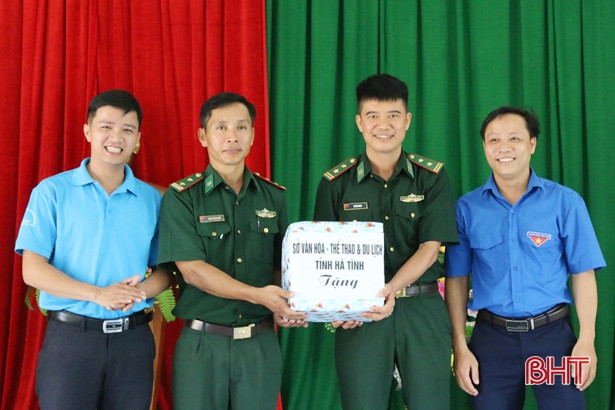 Trao thiết bị văn hóa - thể thao giúp CBCS Đồn Biên phòng Phú Gia nâng cao đời sống tinh thần