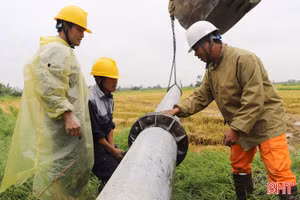 Gấp rút khôi phục lưới điện sau dông lốc ở Hà Tĩnh