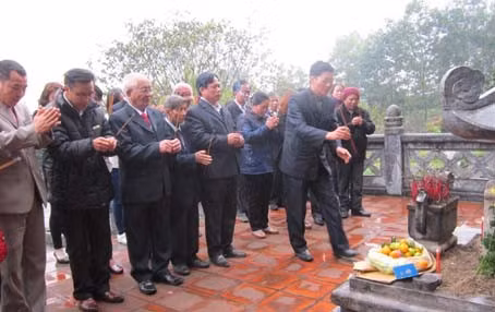 Đoàn đại biểu Hội Đông y thành phố Hà Tĩnh dâng hương tưởng niệm tại khu di tích Hải Thượng Lãn Ông – Lê Hữu Trác