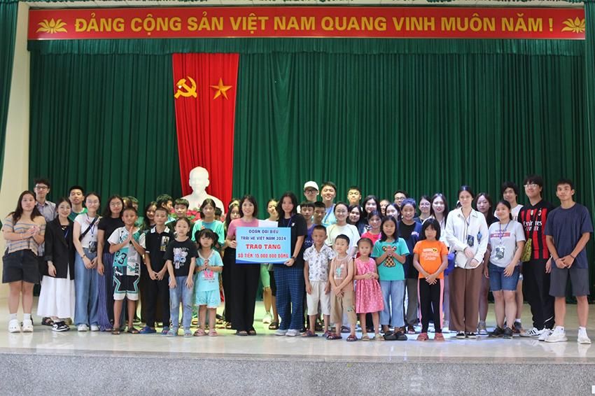 Các học sinh, sinh viên đại diện cho 28 quốc gia và vùng lãnh thổ tham gia Trại hè Việt Nam năm 2024 đã trao tặng tổng số tiền 28,5 triệu đồng cho đại diện Làng trẻ em mồ côi Hà Tĩnh. Món quà ý nghĩa này thể hiện sự quan tâm, tình cảm của người trẻ Việt Nam ở nước ngoài với các em nhỏ không may mắn.