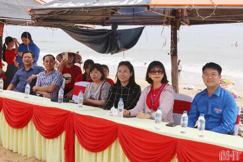 Đại diện Vụ Thông tin - Văn hóa, Ủy ban Nhà nước về người Việt Nam ở nước ngoài (Bộ Ngoại giao) và Tỉnh đoàn Hà Tĩnh cùng tham dự Trại hè Việt Nam năm 2024.
