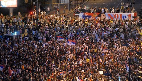 Giống lễ đăng quang bóng đá, Djokovic tới quảng trường trước tòa nhà quốc hội ở trung tâm thủ đô Belgrade, Serbia trên một chiếc xe buýt. Có khoảng 15.000 CĐV chờ đón Djokovic tại đây. Djokovic là tay vợt đầu tiên của Serbia đoạt chức vô địch một giải Grand Slam. Chức vô địch Wimbledon 2011 là danh hiệu Grand Slam thứ ba của tay vợt 24 tuổi. Trước đó anh đã đoạt hai chức vô địch Australia mở rộng 2008, 2011. Chiến thắng của Djokovic đã đem lại niềm vui lớn cho hơn 7 triệu người dân Serbia. Hàng nghìn CĐV tụ tập tại quảng trường ngay từ đầu giờ chiều, để chờ đón người hùng. Thành tích tuyệt vời tại Wimbledon cũng giúp Djokovic chiếm vị trí số một thế giới lần đầu tiên trong sự nghiệp.