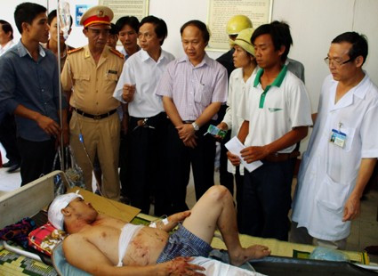 Lãnh đạo Ban ATGT tỉnh thăm hỏi, trao tiền hỗ trợ cho Hoàng Minh Đại quê ở Diễn Châu (Nghệ An) đang điều trị tại Bệnh viện Đa khoa tỉnh