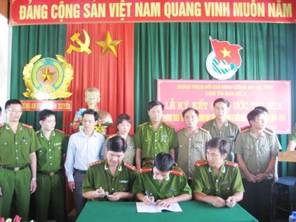 Đại diện các chi đoan ký giao ước thi đua thực hiện 6 điều Bác dạy