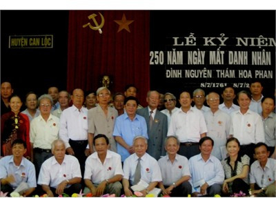 Ông Thiều Đình Duy chụp ảnh lưu niệm với con cháu Phan Tộc trên toàn quốc.