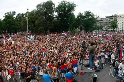 Giống lễ đăng quang bóng đá, Djokovic tới quảng trường trước tòa nhà quốc hội ở trung tâm thủ đô Belgrade, Serbia trên một chiếc xe buýt. Có khoảng 15.000 CĐV chờ đón Djokovic tại đây. Djokovic là tay vợt đầu tiên của Serbia đoạt chức vô địch một giải Grand Slam. Chức vô địch Wimbledon 2011 là danh hiệu Grand Slam thứ ba của tay vợt 24 tuổi. Trước đó anh đã đoạt hai chức vô địch Australia mở rộng 2008, 2011. Chiến thắng của Djokovic đã đem lại niềm vui lớn cho hơn 7 triệu người dân Serbia. Hàng nghìn CĐV tụ tập tại quảng trường ngay từ đầu giờ chiều, để chờ đón người hùng. Thành tích tuyệt vời tại Wimbledon cũng giúp Djokovic chiếm vị trí số một thế giới lần đầu tiên trong sự nghiệp.