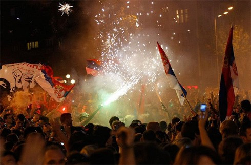 Giống lễ đăng quang bóng đá, Djokovic tới quảng trường trước tòa nhà quốc hội ở trung tâm thủ đô Belgrade, Serbia trên một chiếc xe buýt. Có khoảng 15.000 CĐV chờ đón Djokovic tại đây. Djokovic là tay vợt đầu tiên của Serbia đoạt chức vô địch một giải Grand Slam. Chức vô địch Wimbledon 2011 là danh hiệu Grand Slam thứ ba của tay vợt 24 tuổi. Trước đó anh đã đoạt hai chức vô địch Australia mở rộng 2008, 2011. Chiến thắng của Djokovic đã đem lại niềm vui lớn cho hơn 7 triệu người dân Serbia. Hàng nghìn CĐV tụ tập tại quảng trường ngay từ đầu giờ chiều, để chờ đón người hùng. Thành tích tuyệt vời tại Wimbledon cũng giúp Djokovic chiếm vị trí số một thế giới lần đầu tiên trong sự nghiệp.