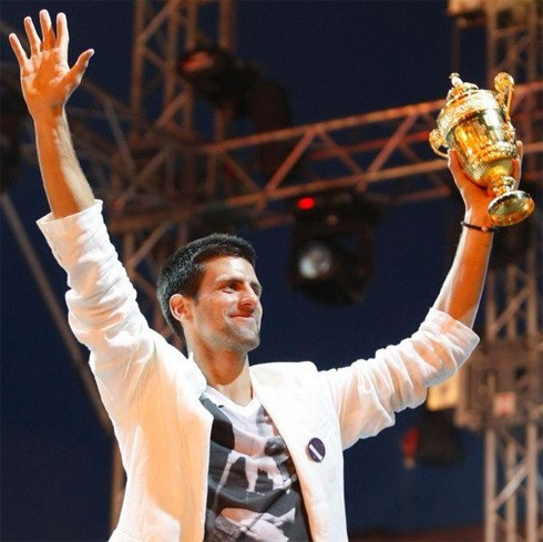 Giống lễ đăng quang bóng đá, Djokovic tới quảng trường trước tòa nhà quốc hội ở trung tâm thủ đô Belgrade, Serbia trên một chiếc xe buýt. Có khoảng 15.000 CĐV chờ đón Djokovic tại đây. Djokovic là tay vợt đầu tiên của Serbia đoạt chức vô địch một giải Grand Slam. Chức vô địch Wimbledon 2011 là danh hiệu Grand Slam thứ ba của tay vợt 24 tuổi. Trước đó anh đã đoạt hai chức vô địch Australia mở rộng 2008, 2011. Chiến thắng của Djokovic đã đem lại niềm vui lớn cho hơn 7 triệu người dân Serbia. Hàng nghìn CĐV tụ tập tại quảng trường ngay từ đầu giờ chiều, để chờ đón người hùng. Thành tích tuyệt vời tại Wimbledon cũng giúp Djokovic chiếm vị trí số một thế giới lần đầu tiên trong sự nghiệp.