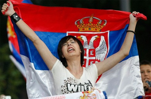 Giống lễ đăng quang bóng đá, Djokovic tới quảng trường trước tòa nhà quốc hội ở trung tâm thủ đô Belgrade, Serbia trên một chiếc xe buýt. Có khoảng 15.000 CĐV chờ đón Djokovic tại đây. Djokovic là tay vợt đầu tiên của Serbia đoạt chức vô địch một giải Grand Slam. Chức vô địch Wimbledon 2011 là danh hiệu Grand Slam thứ ba của tay vợt 24 tuổi. Trước đó anh đã đoạt hai chức vô địch Australia mở rộng 2008, 2011. Chiến thắng của Djokovic đã đem lại niềm vui lớn cho hơn 7 triệu người dân Serbia. Hàng nghìn CĐV tụ tập tại quảng trường ngay từ đầu giờ chiều, để chờ đón người hùng. Thành tích tuyệt vời tại Wimbledon cũng giúp Djokovic chiếm vị trí số một thế giới lần đầu tiên trong sự nghiệp.