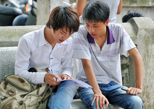 Đề thi Toán, Lý được đánh giá là khá khó, thí sinh trao đổi đáp án sau giờ thi. Ảnh: Hoàng Hà.