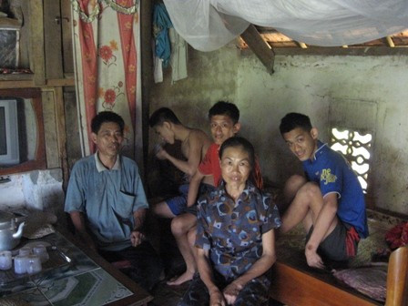 Ảnh 1: Vợ chồng anh Khương và ba cậu con trai điên dại