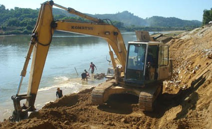 Xí nghiệp xây dựng Thành công đang gấp rút thi công kè chống sạt lở bờ sông Ngàn Sâu tại xã Đức Liên.