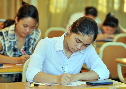 Thí sinh trước giờ thi môn Toán. Ảnh: Hoàng Hà.