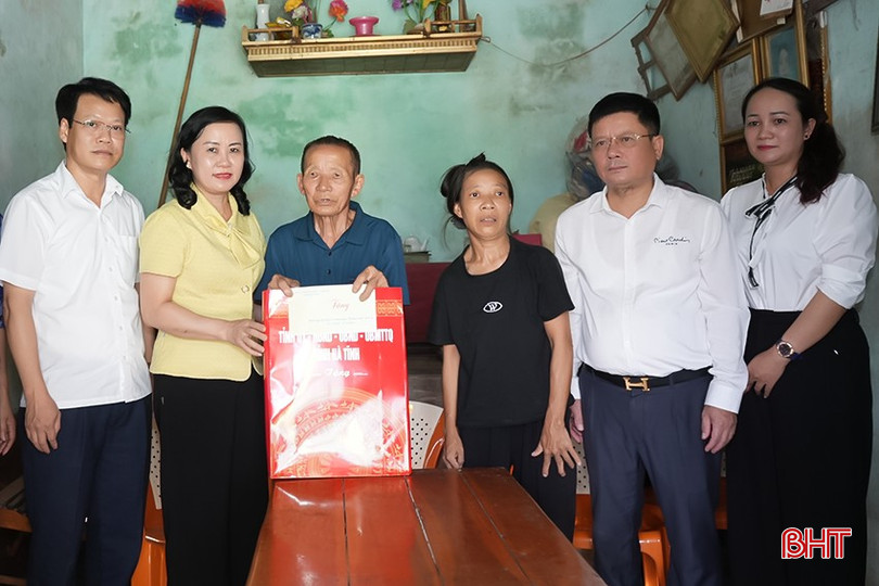 Tặng quà cho ông Phan Đình Lộ - người hoạt động kháng chiến bị nhiễm chất độc hóa học ở thôn Vĩnh Phú, xã Cẩm Xuyên. bqbht_br_thien-lo.png