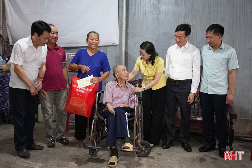 Đồng chí Trương Thanh Huyền tặng quà cho thương binh Võ Văn Tấn ở thôn Hải Bắc, xã Thiên Cầm. bqbht_br_thien-cam-2.png