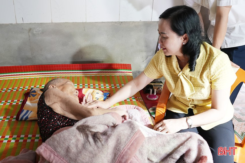 Đồng chí Trương Thanh Huyền ân cần thăm hỏi mẹ Chu Thị Nhoát (mẹ liệt sỹ Nguyễn Văn Huyền, hy sinh ở chiến trường Tây Nam). bqbht_br_yh.png
