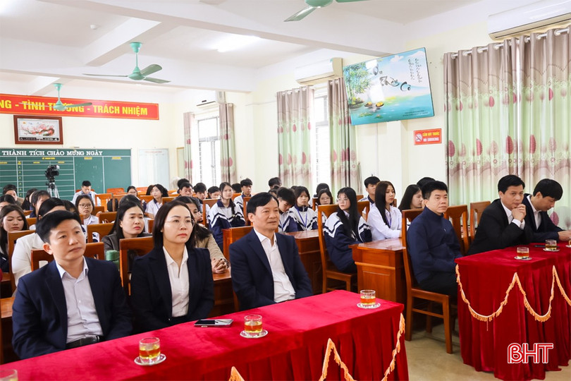 Giáo viên và học sinh tham gia buổi lễ trao tặng