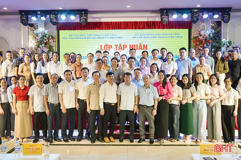 Các học viên chụp ảnh lưu niệm cùng các đồng chí lãnh đạo. bqbht_br_canh-toan.jpg