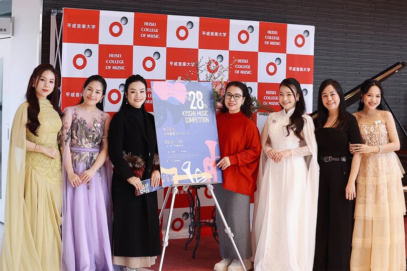 Nghệ sĩ Ưu tú Tân Nhàn cùng đồng nghiệp và các thí sinh Việt Nam tham dự cuộc thi